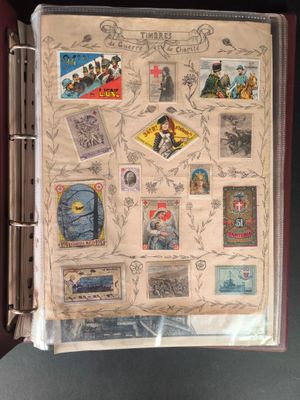 un classeur contenant beaucoup de timbres