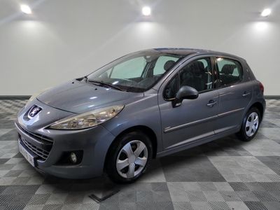 la photo d'une voiture grise garée dans un garage