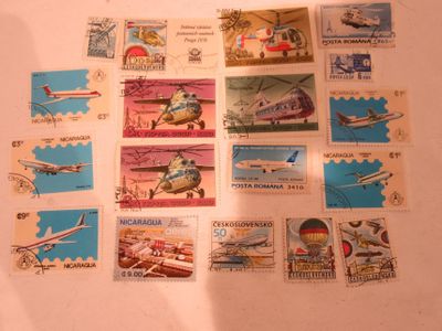 un grand nombre de timbres qui sont sur la table