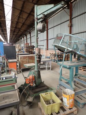 une machine qui se trouve à l'intérieur d'un bâtiment