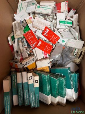 une boîte en carton remplie de médicaments et d'autres fournitures médicales