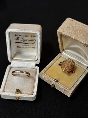 une petite boîte contenant une bague, posée sur une table