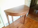 une petite table avec un plateau en bois sur un sol en bois dur