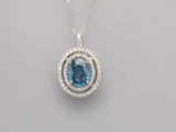 un pendentif composé d'une topaze bleue et de diamants, monté sur une chaîne