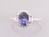 une bague en tanzanite et diamants