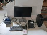 un bureau sur lequel se trouvent un ordinateur, un clavier, une souris et d'autres appareils électroniques