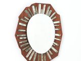 un miroir accroché au mur de la pièce