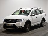 la dacia blanche est garée dans une pièce au sol en damier