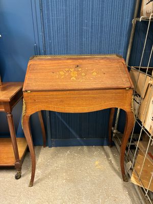 Bureau de pente de style Louis XV, en bois de placage décor …