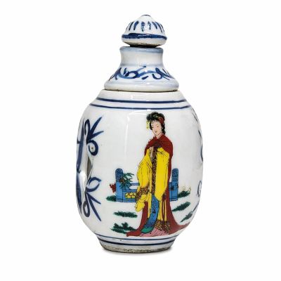 un vase blanc et bleu orné d'une peinture