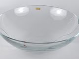 bol en verre transparent avec un point doré sur le bord