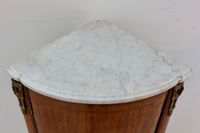 Encoignure en placage d'acajou, bâtit de chêne. (photo 2)