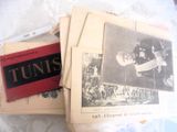 beaucoup de vieilles photos posées sur une table sur laquelle se trouve un livre