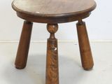 une petite table en bois à deux pieds, avec un plateau en bois