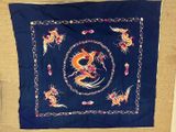 motif représentant un dragon et un phénix chinois sur une nappe en soie bleue