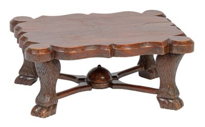 une photo d'une table basse en bois sur laquelle se trouve une balle
