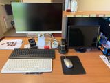 un bureau sur lequel se trouvent un ordinateur, un clavier, une souris et un téléphone portable