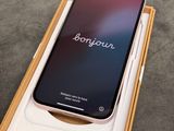 un iphone x dans une boîte avec la boîte ouverte sur le sol