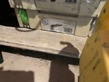 un parcmètre avec un carré jaune sur le trottoir