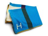 couverture bleue et jaune ornée d'un monogramme « h »