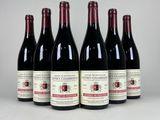 six bouteilles de vin rouge sont alignées