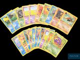 les cartes pokémon sont toutes alignées et prêtes à être jouées