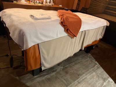 un lit recouvert d'une couverture, dans une chambre