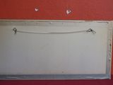 une photo d'un tableau blanc accroché à un mur rouge