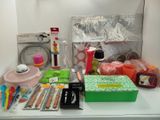 de nombreux objets qui traînent sur le plan de travail de la cuisine