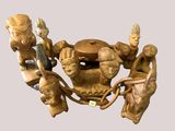 un groupe de figurines assises sur une table