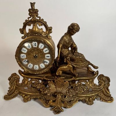 une horloge en or sur laquelle est assise une femme