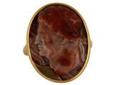 une image représentant une bague en or sur laquelle figure le visage d'un homme