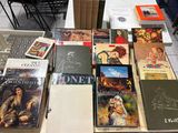 beaucoup de livres sur une table dans une pièce