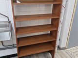 une étagère en bois dans un coin de la cuisine