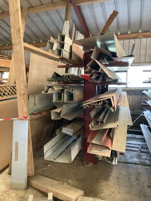 plusieurs pièces de bois sont empilées dans un entrepôt