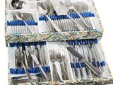 une boîte contenant un tas d'argenterie