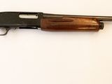 un vieux fusil sur une surface blanche avec un fond blanc