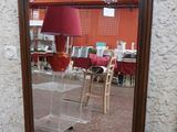un miroir posé sur le sol devant un mur