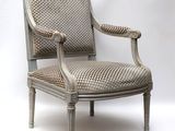une chaise posée sur un fond blanc