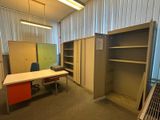 une pièce équipée d'un bureau, d'armoires et d'une chaise