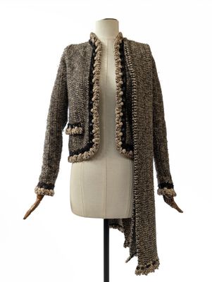 une image d'une veste de femme sur un mannequin