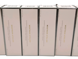 six livres empilés les uns sur les autres sur une surface blanche