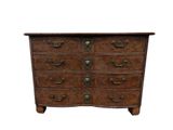 une commode en bois avec poignées et tiroirs en laiton