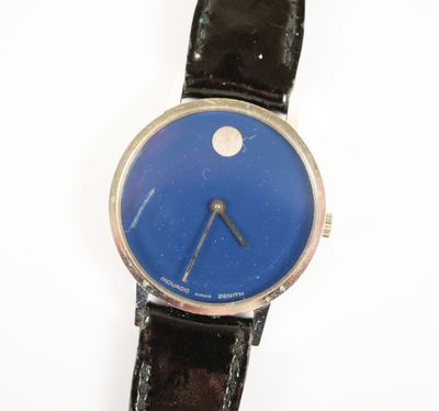gros plan d'une montre-bracelet avec un cadran bleu
