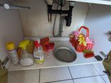 un lavabo dans un coin d'une salle de bains encombrée