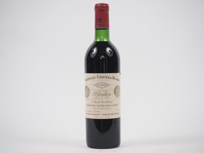 bouteille de vin rouge avec bouchon rouge sur fond blanc