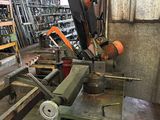 une machine qui se trouve à l'intérieur d'un bâtiment