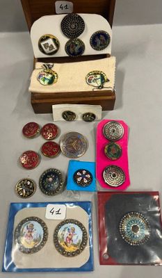 de nombreux boutons et autres objets posés sur la table
