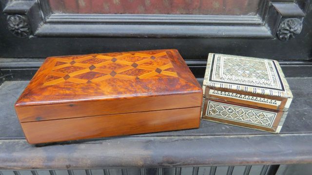 Deux boîtes à bijoux marqueté dont une avec incrustations de nacr...