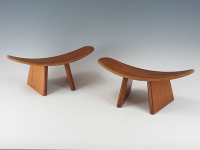 une paire de bancs en bois posés sur une surface blanche